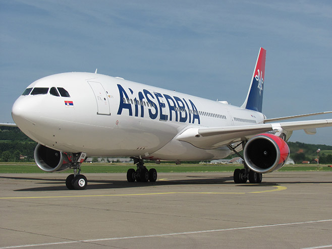 MEĐU PUTNICIMA I 10 BEBA: Avion „Er Srbije“ poletio iz Dubaija i trebao bi da sleti u Beograd iza ponoći