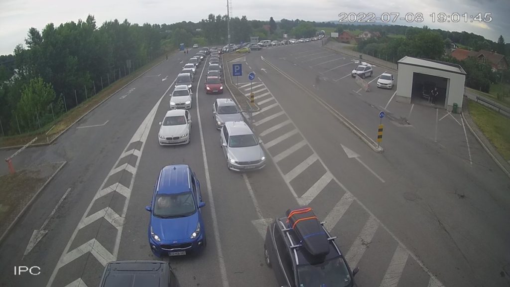GUŽVE NE JENJAVAJU: Kolone autmobila na ulazu iz Hrvatske