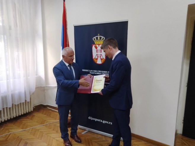 ZNAK ZAHVALNOSTI GUJONU: Arlov mu uručio plaketu Odbora za pomoć Srbima na Kosovu i Metohiji