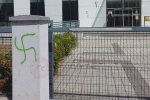 KUKASTI KRST U BANJALUCI: Na zgradi Osnovnog suda osvanuo fašistički znak