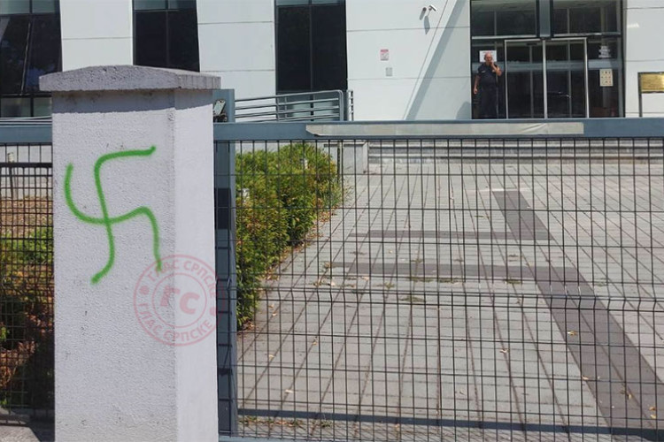 КУКАСТИ КРСТ У БАЊАЛУЦИ: На згради Основног суда освануо фашистички знак