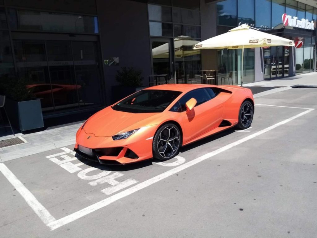 OPASNA ZVIJER NA BANJALUČKIM ULICAMA: Automobil Lambordžini Hurakan privukao pažnju građana