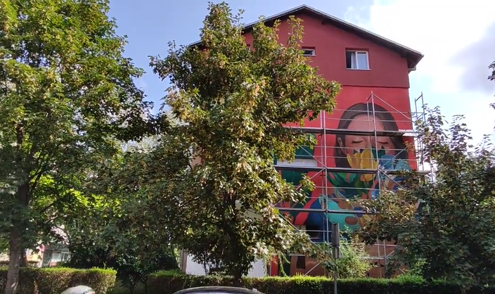 NOVI MURAL U CENTRU BANJALUKE: Zgrada uljepšana slikom žene i cvijeća