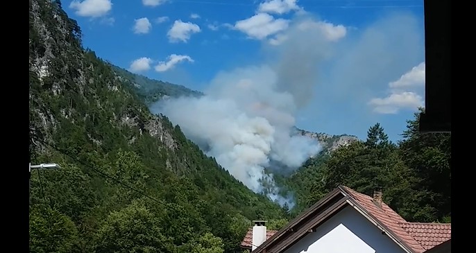 VATROGASCI NA TERENU: Veliki požar kod Boračkog jezera