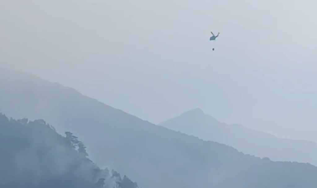 ПОЖАР И ДАЉЕ БУКТИ: Густ дим око Борачког језера отежава гашење ватре (ВИДЕО)