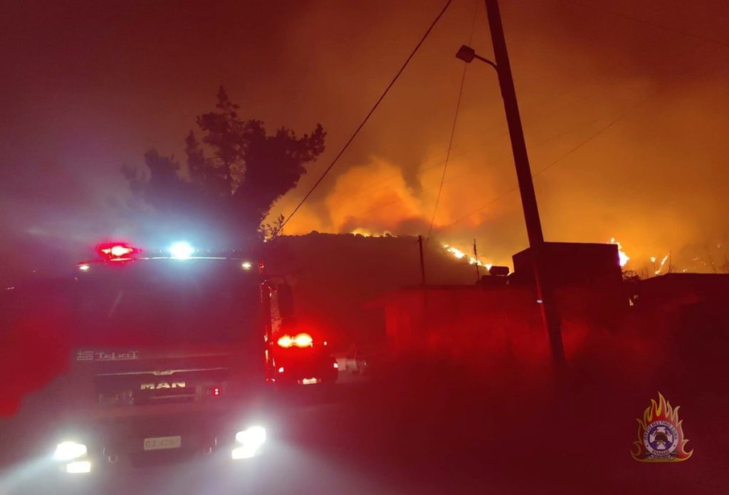 BORBA SA VATRENOM STIHIJOM JOŠ TRAJE: Grčki vatrogasci i dalje na terenu