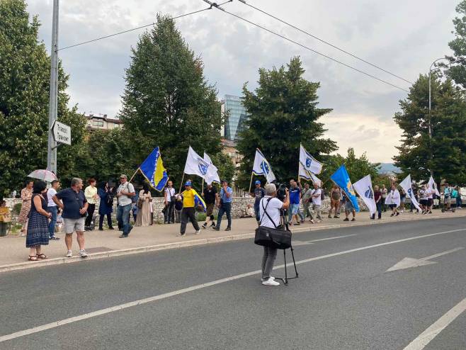 PROTESTI ISPRED OHR-a: U toku sastanak lidera političkih partija FBiH sa Šmitom
