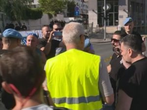 PROTESTI ISPRED ZGRADE OHR-a: Verbali sukob građana i policije