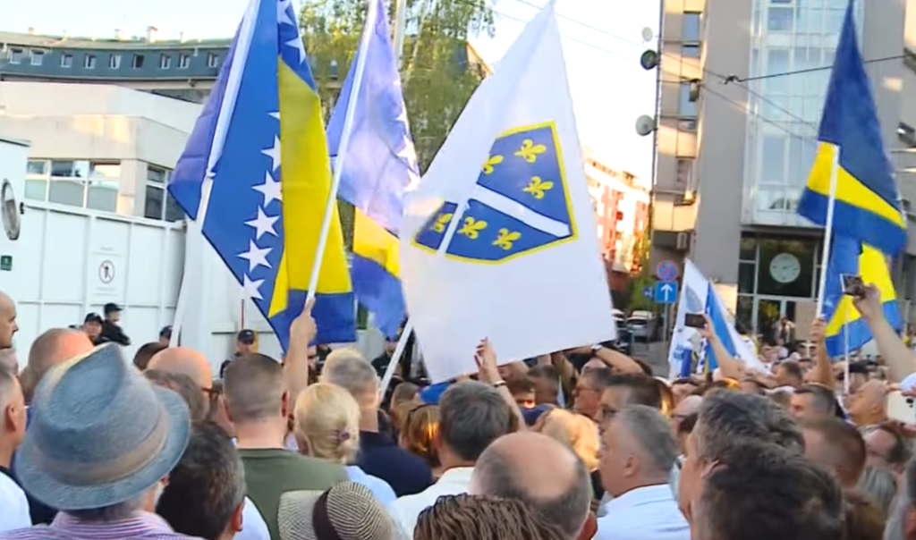 BOŠNJACI ŽELE DA ZAPLAŠE SRBE: Ratne zastave tzv. Armije BiH na protestima u Sarajevu (VIDEO)