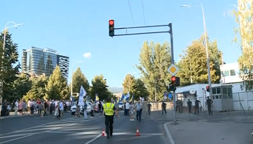 GRAĐANI PROTIV NAMETANJA MJERA: Počeo protest ispred OHR (VIDEO)