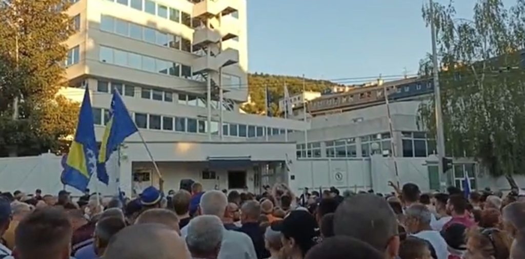 BOŠNJACI TRAŽILI OSTAVKU ŠMITA: Za sutra najavili novi protest, ali bez prisustva političara
