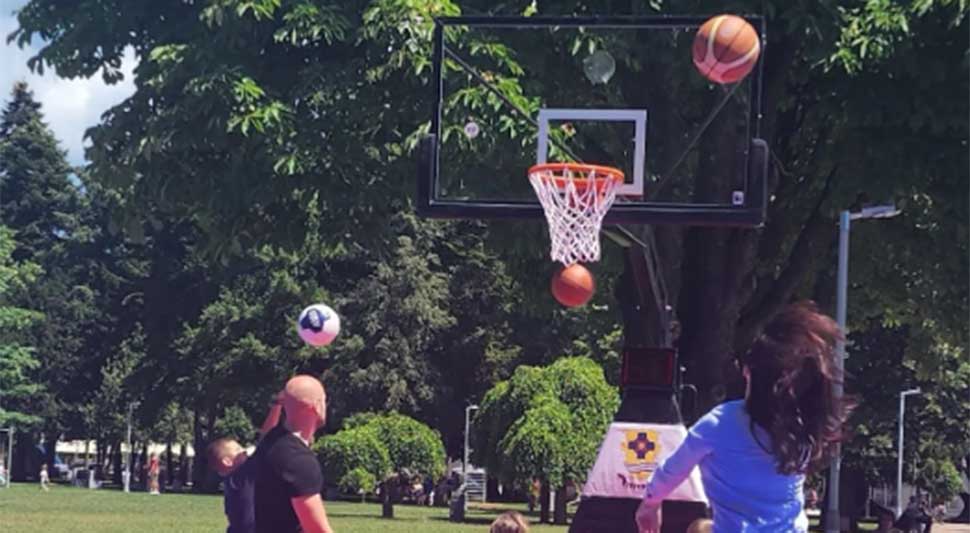 SANJA VULIĆ UBACUJE TROJKE: Nedjelju provela sa najmlađim Dobojlijma (VIDEO)