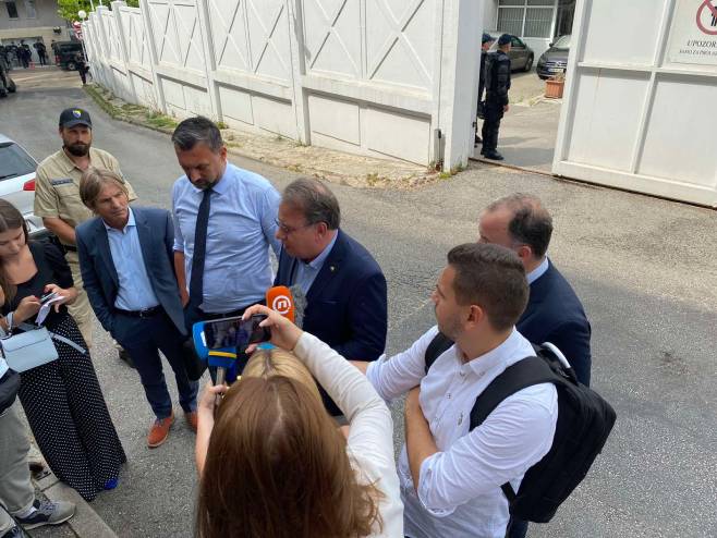 PROTESTI ISPRED OHR-a: Održan sastanak predstavnika sedam stranaka iz Sarajeva sa Šmitom