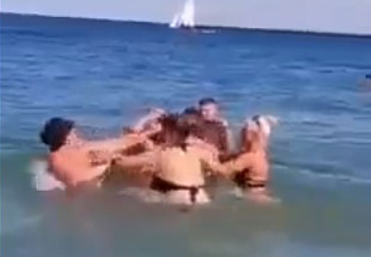 NI AJKULE NE SMIJU DA PRIĐU: Tuča u moru, muškarac okružen ženama (VIDEO)