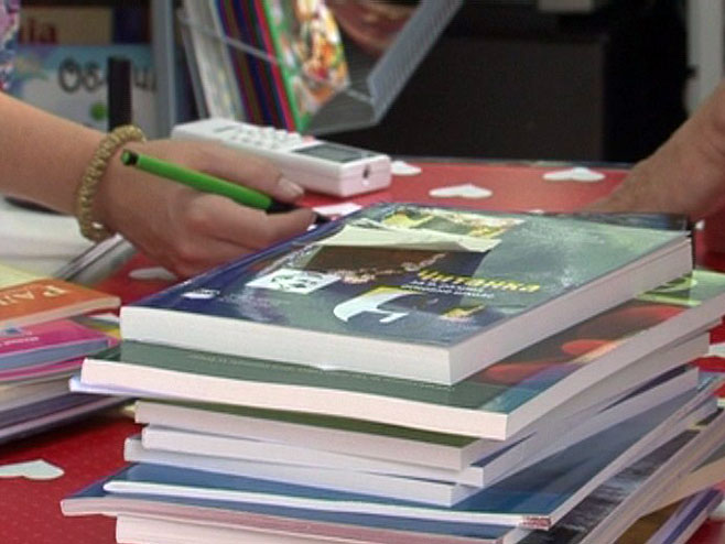 SJAJNE VIJESTI ZA ĐAKE: Vlada obezbijedila besplatne udžbenike, Zavod omogućio kupovinu na rate