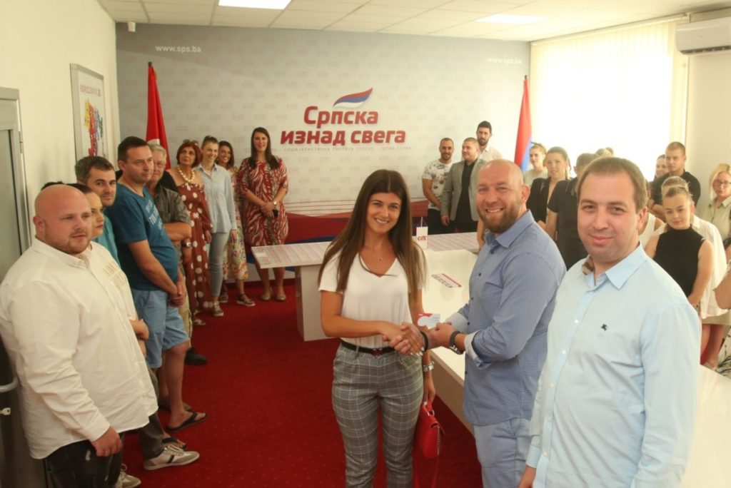 СПС БАЊАЛУКА: Селак и Кондић уручили чланске карте за 100 нових чланова
