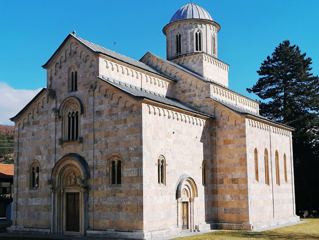ПРОВОКАЦИЈЕ СРБА НА КОСМЕТУ: Лажни свештеник из Албаније изазвао инцидент у манастиру Високи Дечани