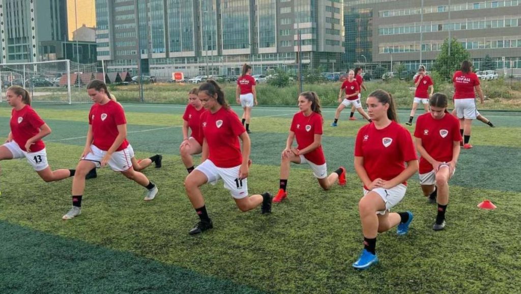 VRIJEME JE ZA LJEPŠI FUDBAL: Sve više djevojaka u Srpskoj obuva kopačke i hvata se u koštac sa „muškim sportom“