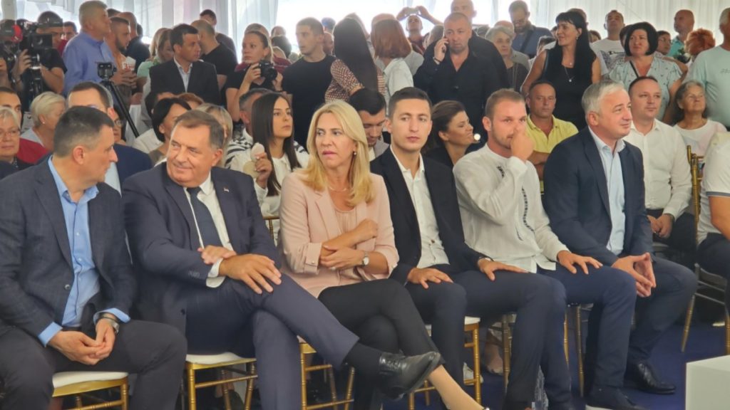 EKIPA „NOVOSTI“ POSJETILA VELIKO FINALE: Zvaničnici Srpske na „Kočićevom zboru“ (FOTO/VIDEO)