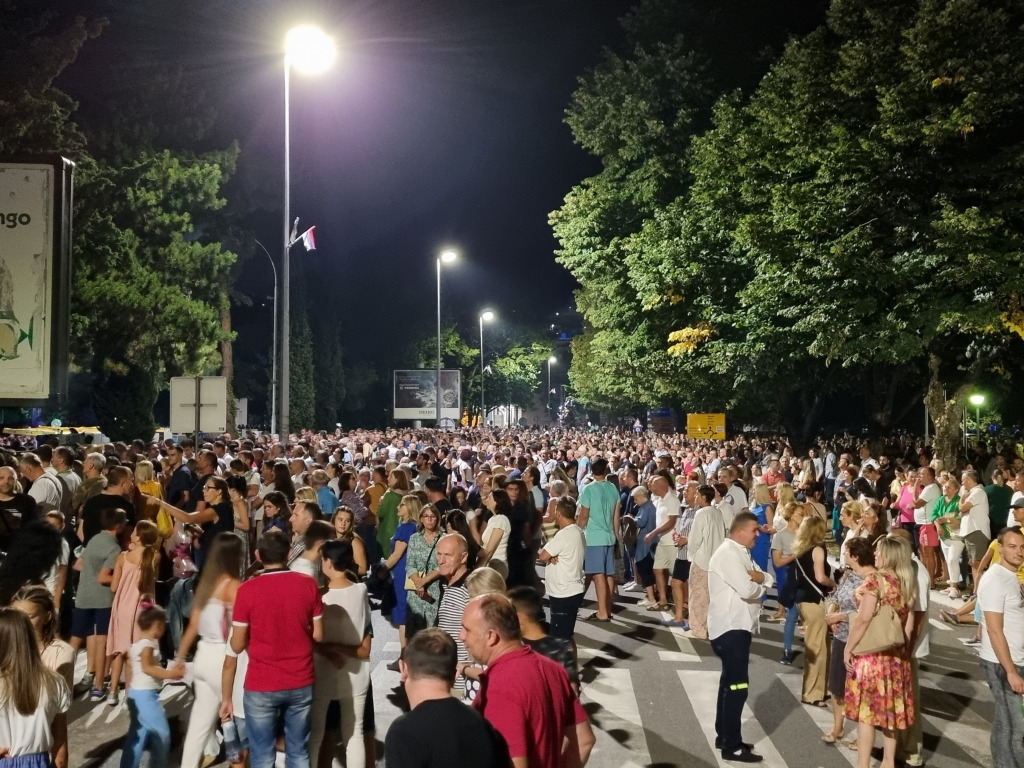 HOTELI, ULICE, KAFIĆI PUNI: Berićetna ljetna sezona u Srpskoj