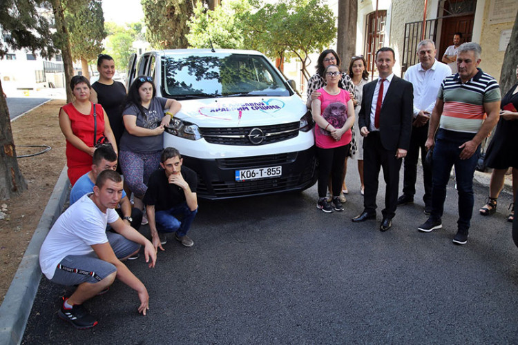 DONACIJA PREDSJEDNIKA SRPSKE: Novo vozilo za djecu sa poteškoćama u razvoju u Trebinju