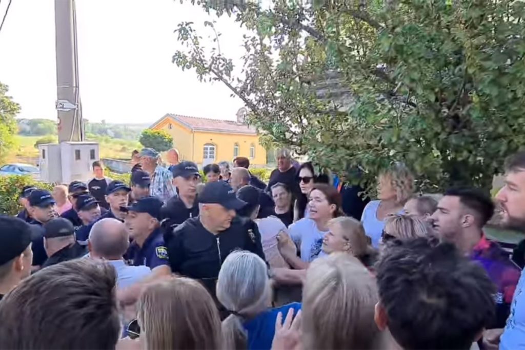 „UDARALI SU ŽENE I DJECU“ Protest građana u Livnu, policija na terenu