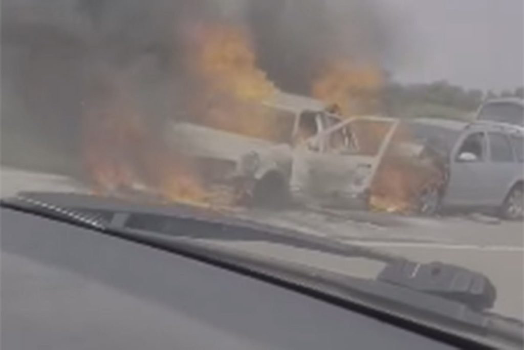 DETALJI SAOBRAĆAJNE NEZGODE KOD PRNJAVORA: Tri osobe povrijeđene na putu, auta u plamenu (VIDEO)