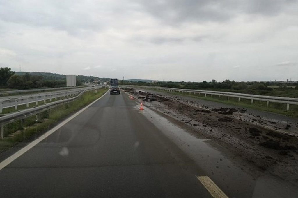 ŠIRI SE NESNOSNI SMRAD: Vozač kamiona rasipao đubrivo po auto-putu