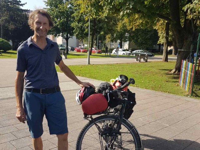 „LJUDI SU PRIJATNI I GOSTOLJUBIVI“ Švajcarac (58) stigao biciklom do Doboja