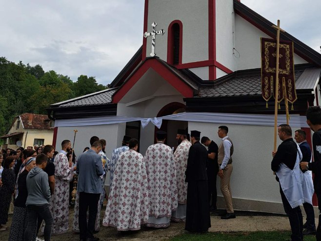 SLUŽENA SVETA LITURGIJA: Dodik i Tegeltija prisustvovali osveštanju hrama u Vrbljanima