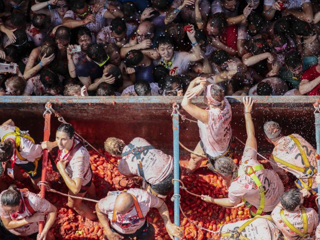 НА ФЕСТИВАЛУ УЧЕСТВУЈЕ 20.000 ЉУДИ: Битка парадајзом на шпанском фестивалу Tоматина (ВИДЕО)