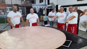 ПЉЕСКАВИЦА НАПРАВЉЕНА ОД 67,2 КИЛОГРАМА МЕСА: Стара екипа поставила нови рекорд на лесковачкој „Роштиљијади“ (ФОТО)