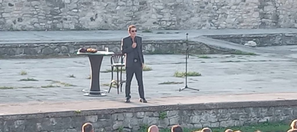 VEČE KOMEDIJE NA KASTELU: Branko Đurić Đuro oduševio publiku (VIDEO/FOTO)