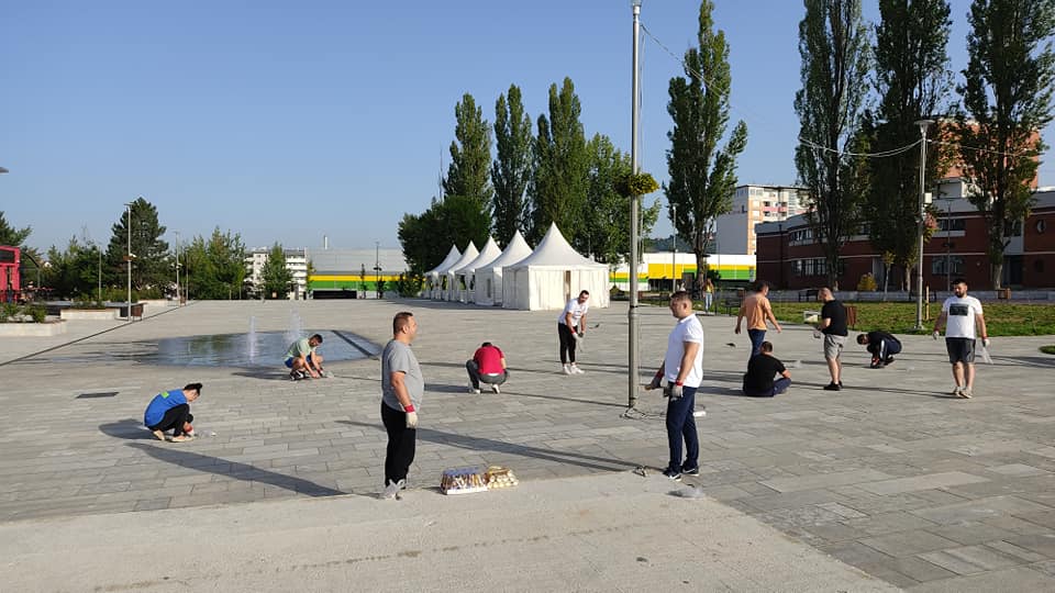 ĆOSIĆ ZASUKAO RUKAVE: Gradonačelnik Istočnog Sarajeva čistio trg