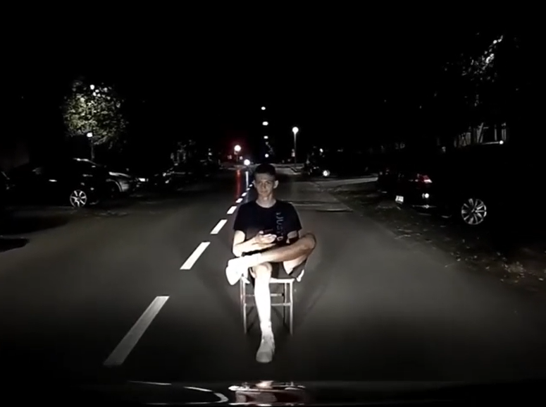 IZAZOV NA DRUŠTVENIM MREŽAMA?! Tinejdžer sjeo nasred ulice i čekao da naleti auto (VIDEO)