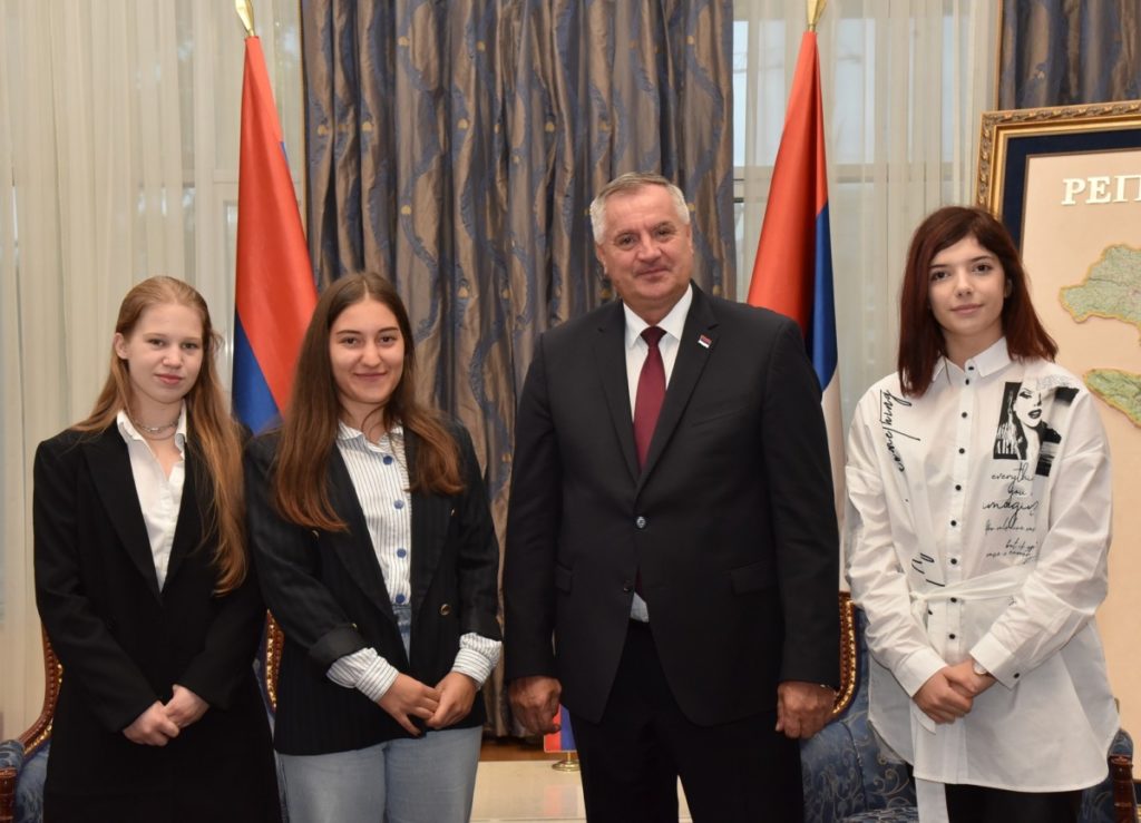 VLADA PODRŽAVA STUDENTSKO POZORIŠTE: Višković se sastao sa mladim glumcima koji putuju u San Francisko (FOTO)