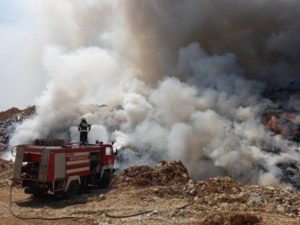 VATROGASCI SMIRILI SITUACIJU U DOBOJU: Lokalizovan požar na regionalnoj deponiji