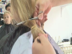 HUMANOST NE POZNAJE GRANICE: Lena Kovačević donirala kosu za osmijeh svojih vršnjaka (VIDEO)