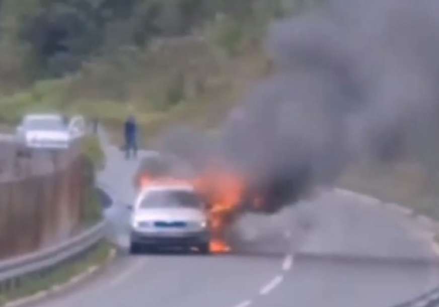 POŽAR NA PUTU KOD KAKNJA: Zapalio se automobil u toku vožnje (VIDEO)