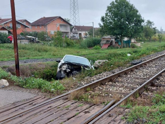 POVRIJEĐENI VOZAČ PREVEZEN U BOLNICU: Voz udario u automobil u pokretu kod Prijedora