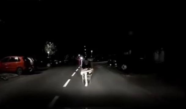 BIZARAN VIDEO: Vozio kola kada zamalo nije pregazio dječaka (15) koji je nasred puta sjedio na stolici
