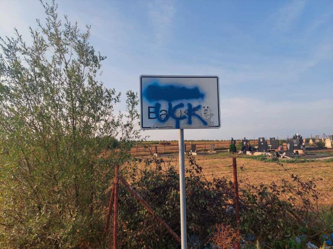 NOVA BRUKA NA KOSMETU, SRBI UZNEMIRENI: Preko natpisa sela Batuse ispisan grafit „OVK“