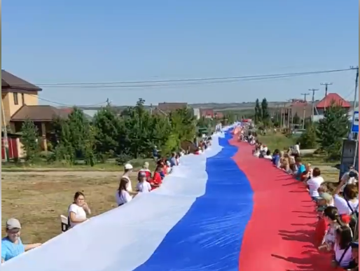 DAN RUSKE ZASTAVE: Razvijena trobojka duga 1.300 metara (VIDEO)