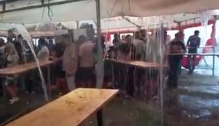 PROLOM OBLAKA NA MANJAČI: Pljusak na Kočićevom zboru potopio šatore (VIDEO)