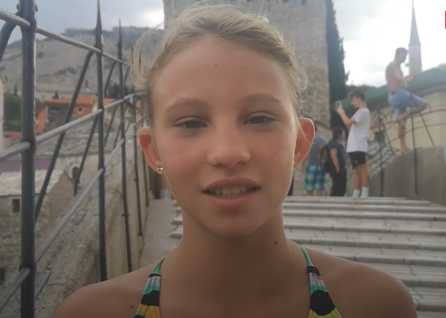 DJEVOJČICA SKOČILA SA 23 METRA VISINE: Tara (14) iz Beograda otvorila skokove sa Starog mosta u Mostaru (VIDEO)