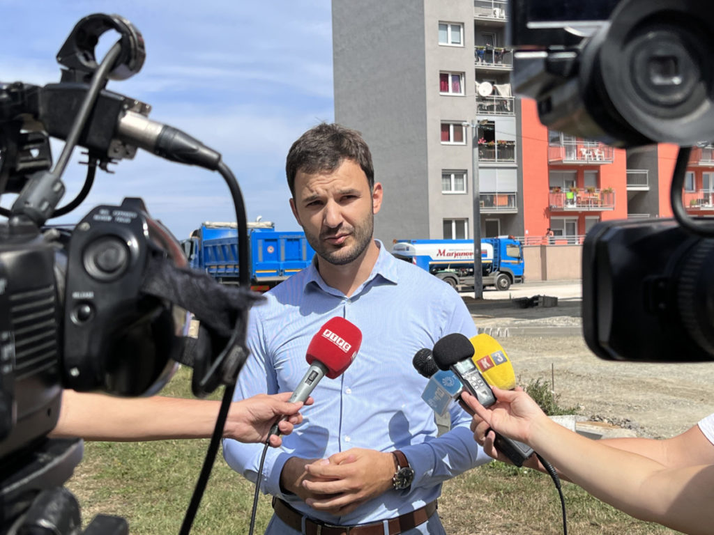 „SRAMOTNO DA OVAJ DIO NIJE ASFALTIRAN“: Javor nakon obilaska radova na eksterijeru oko boračkih zgrada u naselju Pećani