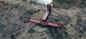 NI MRTVE SRBE NE OSTAVLJAJU NA MIRU: Oskrnavljen nadgrobni krst na pravoslavnom groblju u Orahovcu