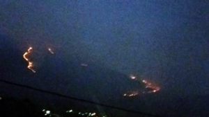 ХАОС У ТРЕБИЊУ: Вјетар распламсао ватру на Леотару, пожарна линија огромна