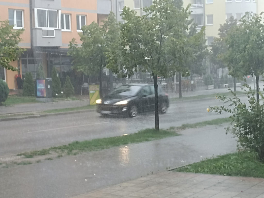 KATAKLIZMA U ISTOČNOM SARAJEVU: Jako nevrijeme pogodilo grad, na ulicama velika količina vode (VIDEO)