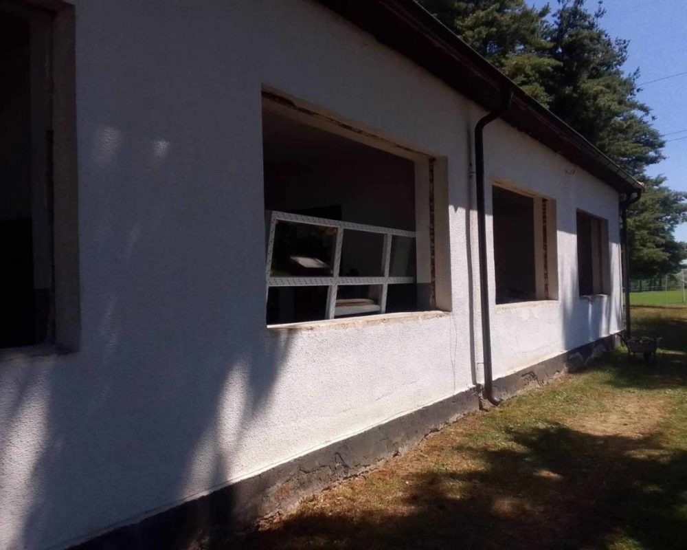 LIJEPE VIJESTI ZA ĐAKE: Vlada Srpske pomogla zamjenu stare stolarije u područnoj školi u Gajevima